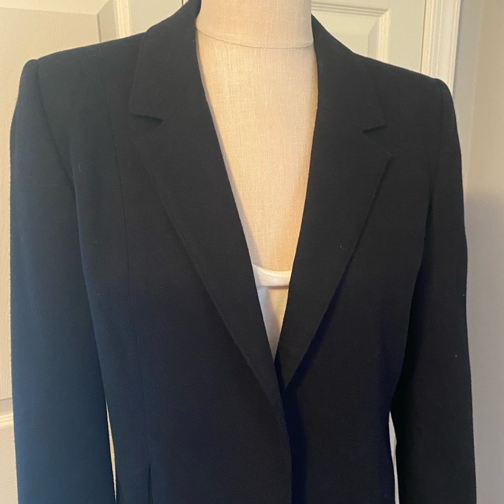 Elegant Women's Black Blazer